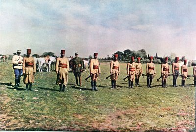 Tirailleurs marocains et deux officiers français pendant la bataille de la Marne à l